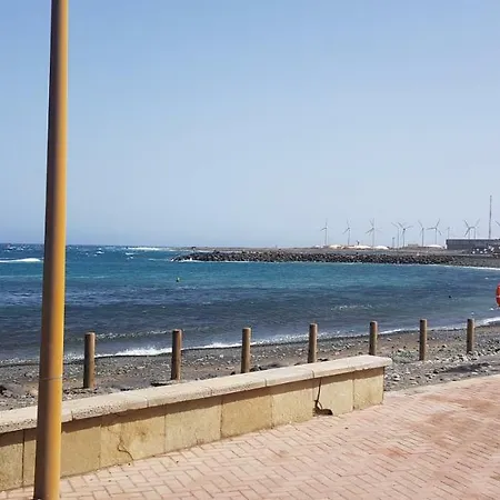 Muelle 招待所 *